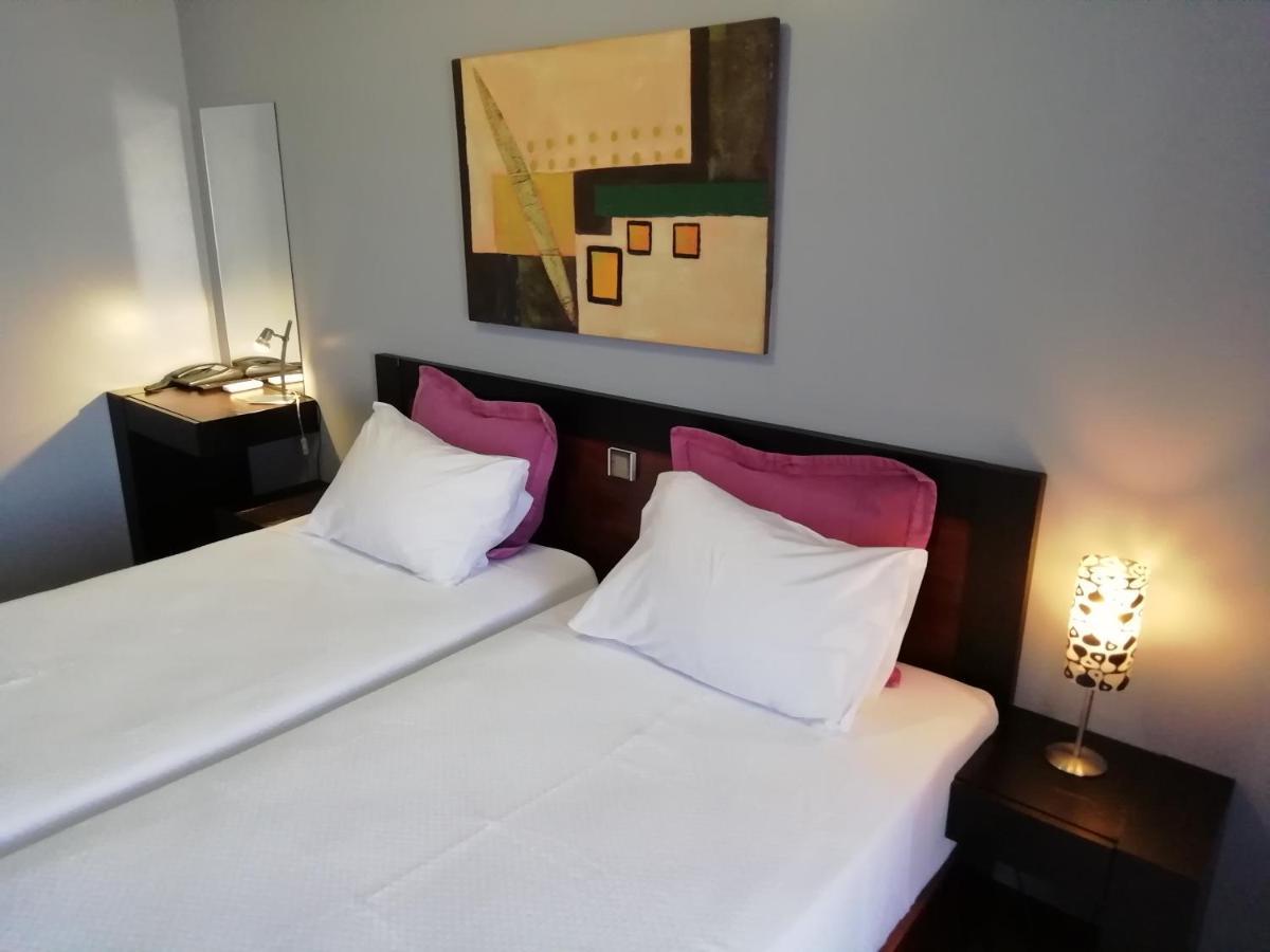 Hotel Dom Joao IV กิมาไรส์ ภายนอก รูปภาพ